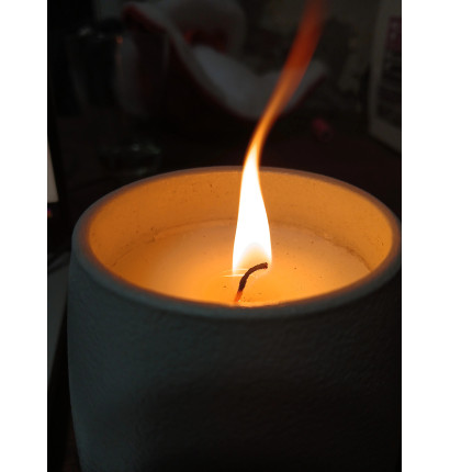 Comment récupérer une mèche de bougie enfoncée dans la cire ?